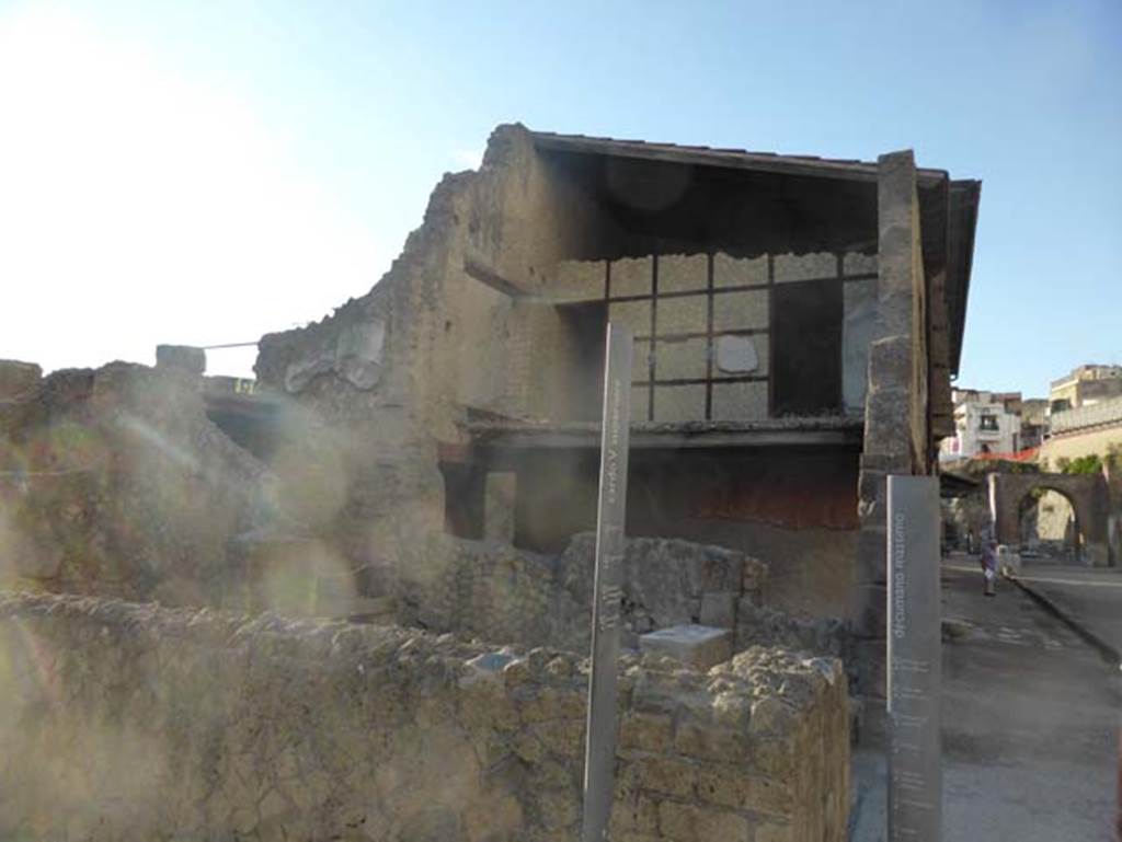 V 20, Herculaneum, September 2015. Looking west from north end of insula, across V.21 to rooms on upper floor of V.20 with doorways into upper V.19. Decumanus Maximus is on the right. According to Wallace-Hadrill, a dossier of Cominius Primus was found in this upper apartment.
See Wallace-Hadrill, A. (2011). Herculaneum, Past and Future. London, Frances Lincoln Ltd., (p.257).